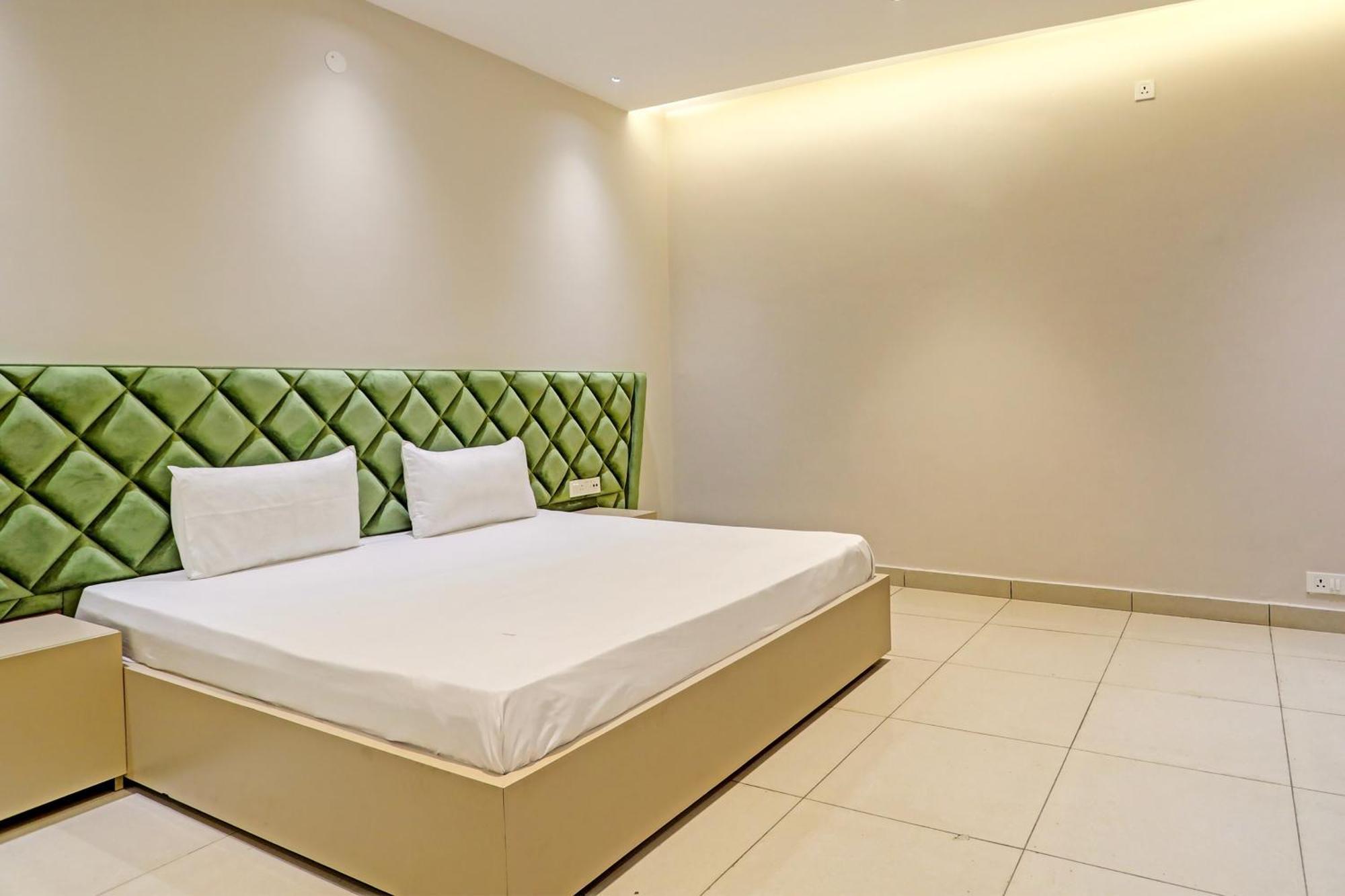 Hotel O Miraas Hotel And Banquet Hall Ludhiana Eksteriør billede
