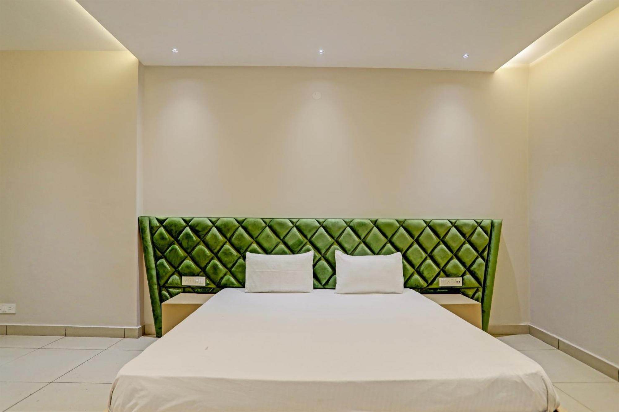 Hotel O Miraas Hotel And Banquet Hall Ludhiana Eksteriør billede