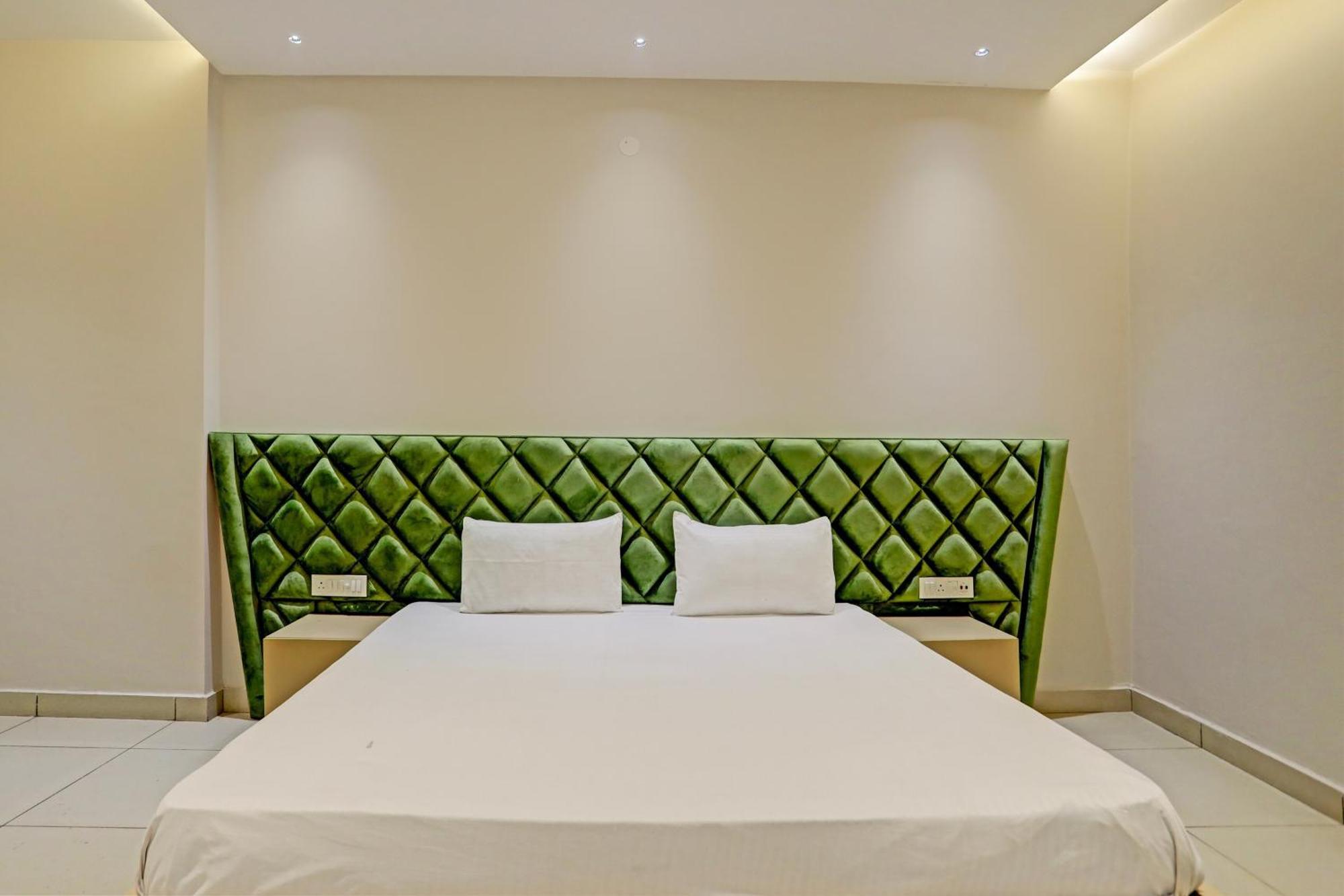 Hotel O Miraas Hotel And Banquet Hall Ludhiana Eksteriør billede